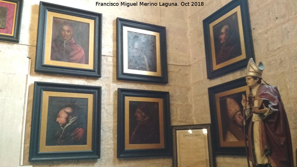 Colegiata de Santiago - Colegiata de Santiago. Cuadros de los Papas