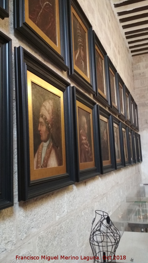 Colegiata de Santiago - Colegiata de Santiago. Cuadros de los Papas