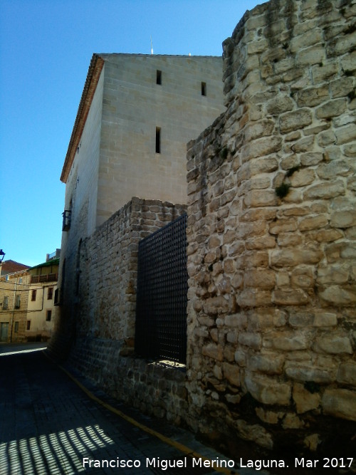 Castillo de Pallars - Castillo de Pallars. Junta de los muros del castillo con el palacio