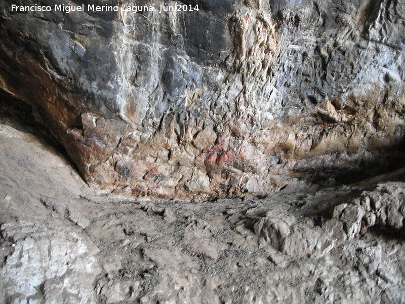 Cueva Cabrera - Cueva Cabrera. Paredes rojizas