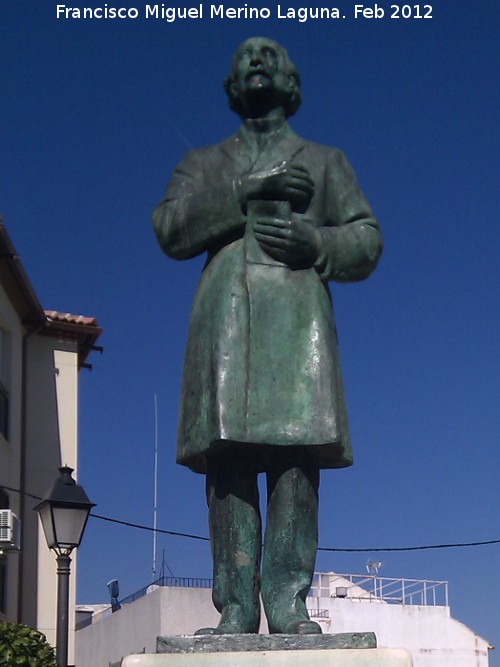Monumento a Almendros Aguilar - Monumento a Almendros Aguilar. Estatua