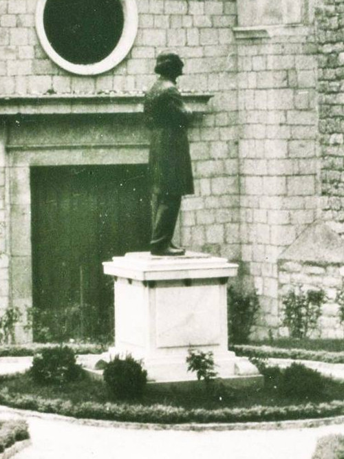 Monumento a Almendros Aguilar - Monumento a Almendros Aguilar. Foto antigua. Archivo IEG