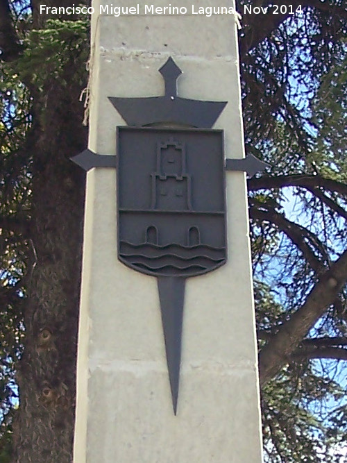 Monumento al Trabajo - Monumento al Trabajo. Escudo de Beas