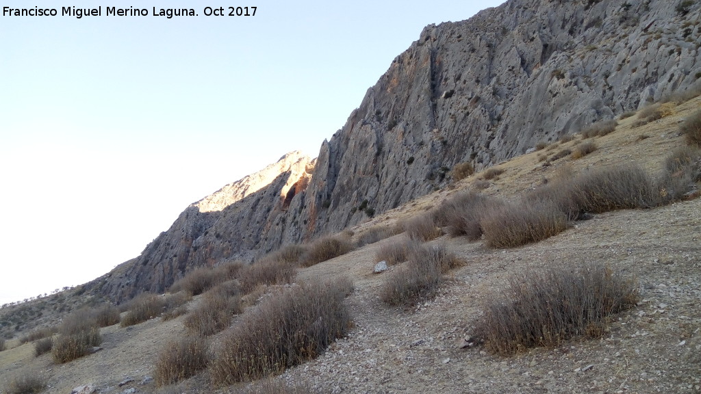 Cerro Cuevas del Aire - Cerro Cuevas del Aire. Paredes donde se encuentra el Arco Grande de la Serrezuela