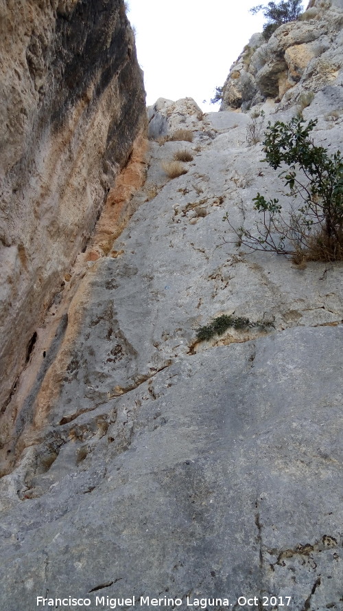 Cerro Cuevas del Aire - Cerro Cuevas del Aire. Paredes rocosas que dan a Bedmar