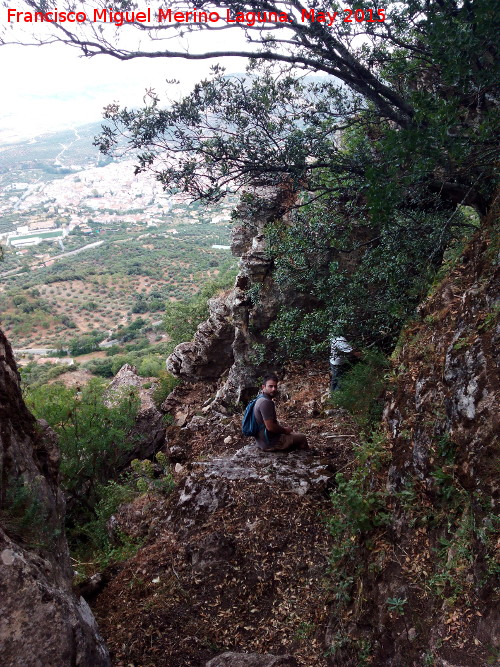 Cueva del Plato - Cueva del Plato. Pequea terraza donde se ubica la cueva