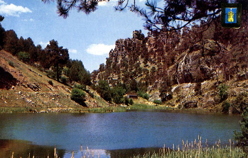 Laguna de Valdeazores - Laguna de Valdeazores. Postal. Refugio al fondo