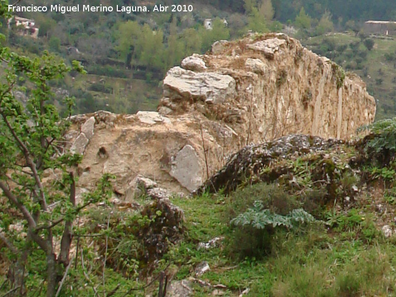 Castillo de la Yedra - Castillo de la Yedra. Restos de muralla