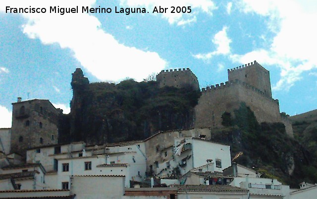 Castillo de la Yedra - Castillo de la Yedra. A la izquierda torren del tercer recinto convertido en casa