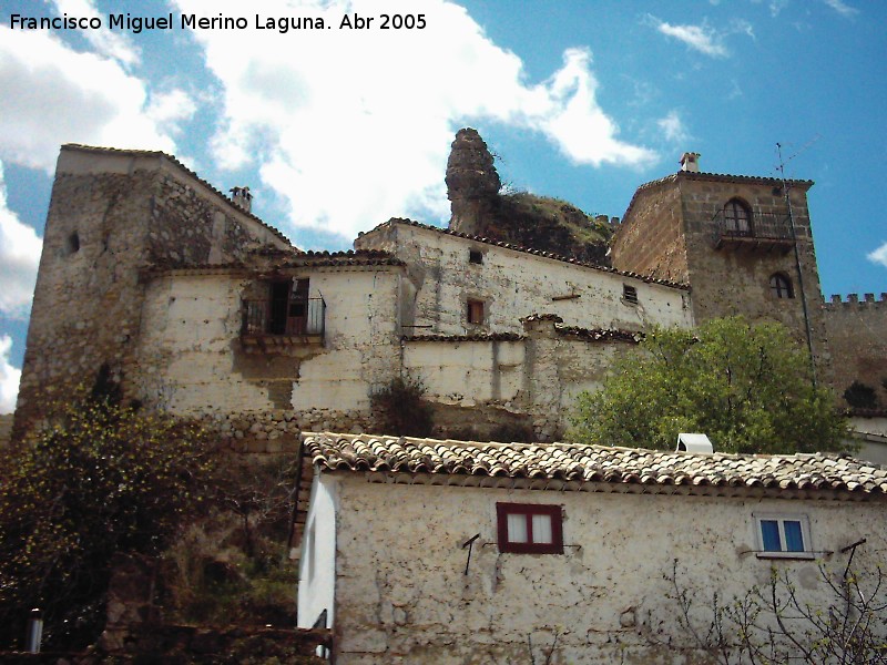 Castillo de la Yedra - Castillo de la Yedra. Torreones del tercer cilindro el de la derecha convertido en vivienda