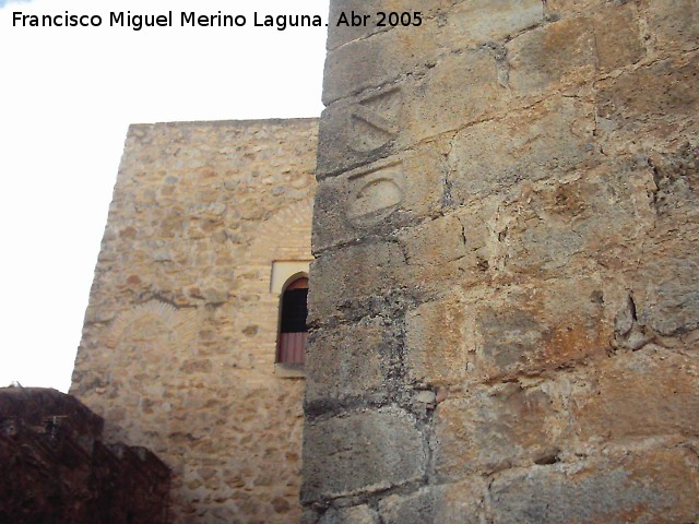 Castillo de la Yedra - Castillo de la Yedra. Desde dentro del recinto del Alcazar, la torre de la izquierda que protege la entrada, se ve cegada puerta de acceso al paso de guardia. A la derecha esquina de la Torre del Homenaje con escudos labra