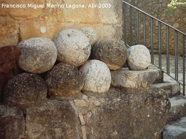 Castillo de la Yedra - Castillo de la Yedra. Balas de catapulta encontradas en el Castillo