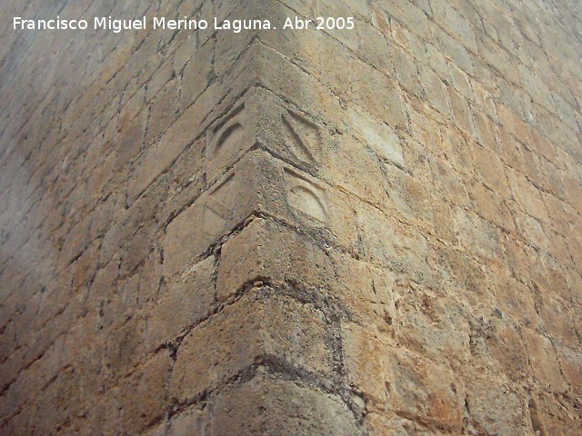 Castillo de la Yedra - Castillo de la Yedra. Escudos esquineros de la Torre del Homenaje