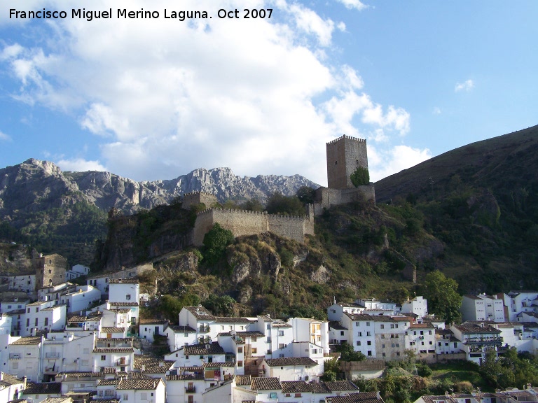 Castillo de la Yedra - Castillo de la Yedra. En la parte derecha del castillo se puede observar un trozo de muralla que baja hacia Cazorla