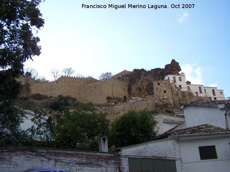 Castillo de la Yedra - Castillo de la Yedra. Las murallas superiores son del segundo recinto y las inferiores del tercero