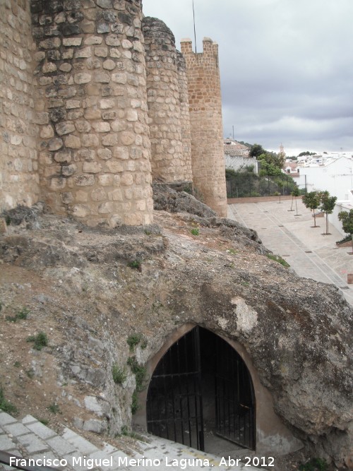 Murallas de Antequera - Murallas de Antequera. Cueva bajo las murallas