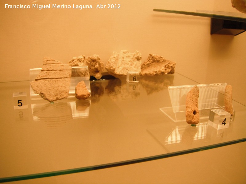 Loma del Cortijo Quemado - Loma del Cortijo Quemado. Fragmentos de pesas de telar y cermica. Museo Municipal