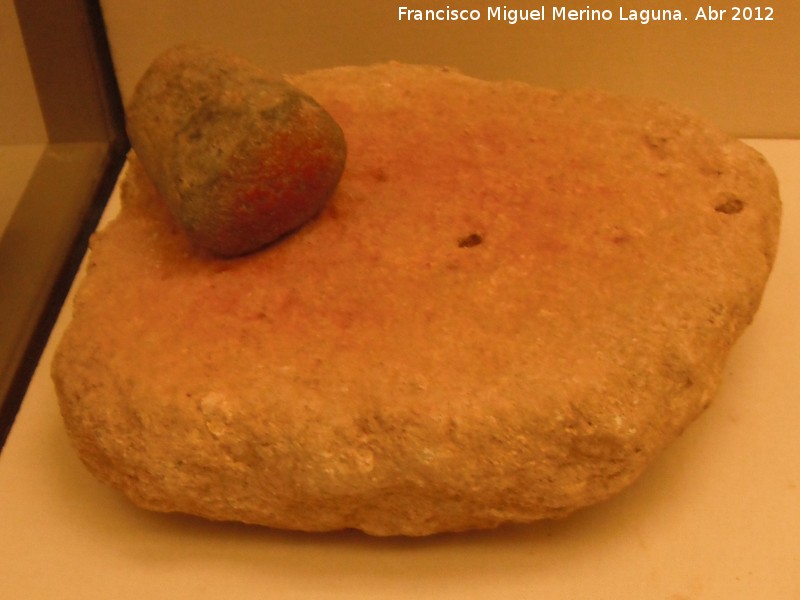 Loma del Cortijo Quemado - Loma del Cortijo Quemado. Molino con restos de hematites para la obtencin de rojo almagra. Museo Municipal