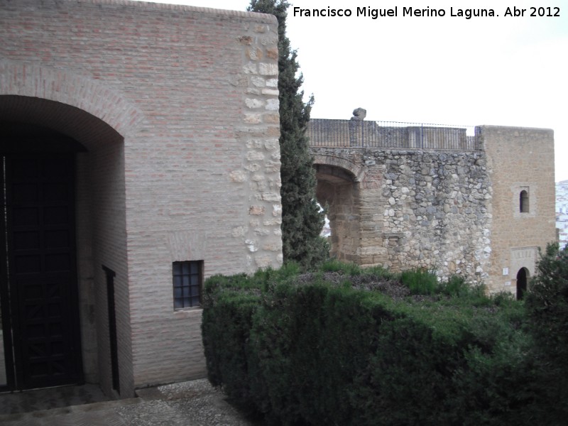 Alcazaba. Puerta de la Villa - Alcazaba. Puerta de la Villa. A la derecha el Arco de los Gigantes