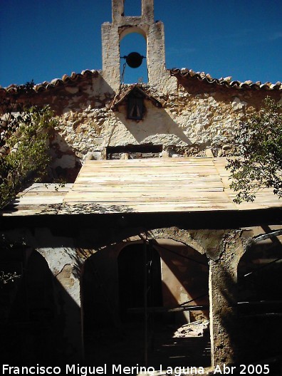Monasterio de Montesin - Monasterio de Montesin. Arreglando la cubierta del porche de la entrada al Monasterio