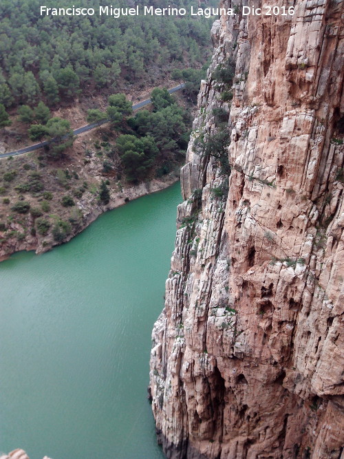 Pantano Tajo de la Encantada - Pantano Tajo de la Encantada. Paredes del Desfiladero de los Gaitanes