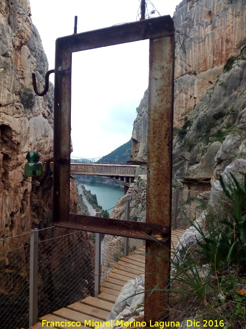 Desfiladero de los Gaitanes - Desfiladero de los Gaitanes. Restos de la antigua conduccin elctrica