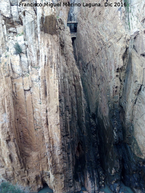 Desfiladero de los Gaitanes - Desfiladero de los Gaitanes. Estratos verticales