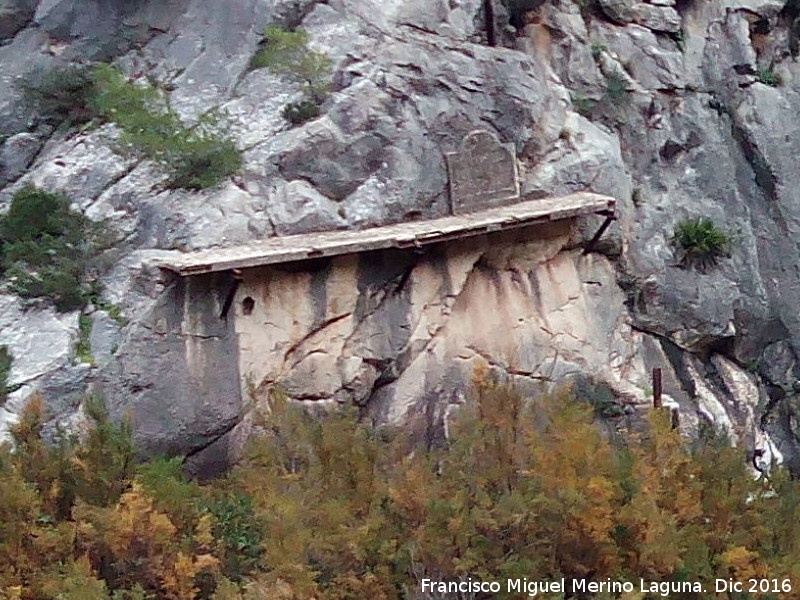 Caminito del Rey - Caminito del Rey. Camino viejo y placa en frente de la Presa Chica del Gaitanejo