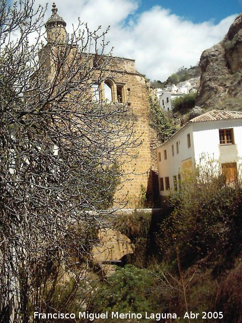 Iglesia de Santa Mara - Iglesia de Santa Mara. Parte trasera de la Iglesia por donde se introduce el ro Cerezuelo