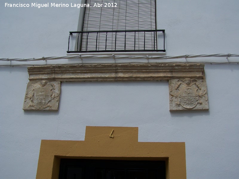 Casa de la Calle Esquina n 4 - Casa de la Calle Esquina n 4. Escudos