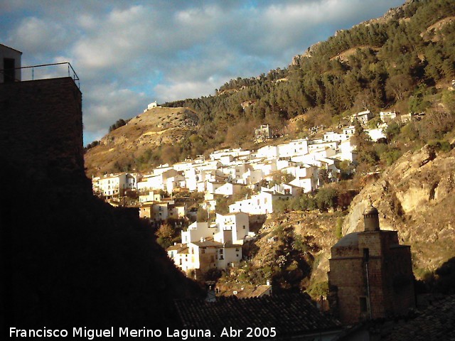 Ermita de la Virgen de la Cabeza - Ermita de la Virgen de la Cabeza. Desde la muralla se puede observar en lo alto de Cazorla la ermita