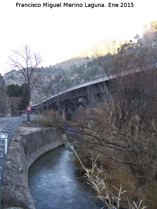 Ro Guadalbulln - Ro Guadalbulln. Encajado entre la antigua carretera y la autova en el trmino de Cambil