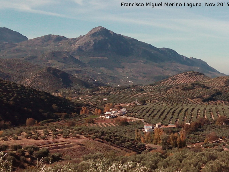 Cerro de la Morenica - Cerro de la Morenica. Con la Aldea Regelo en primer trmino