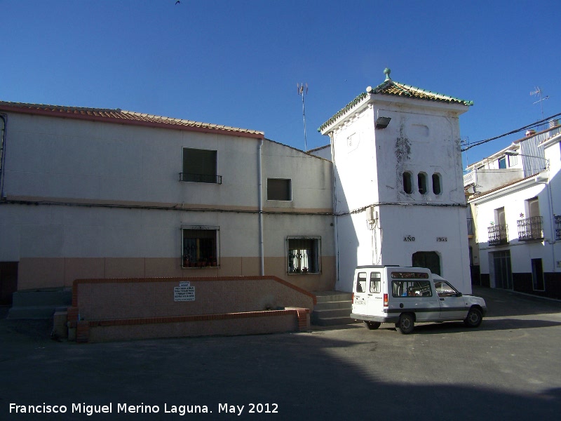 Caseta de la Luz de Charilla - Caseta de la Luz de Charilla. Pilar junto a la torre