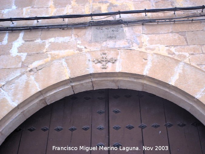 Iglesia Ntra Sra de la Fuensanta - Iglesia Ntra Sra de la Fuensanta. Cruz de Calatrava en la Clave del Arco