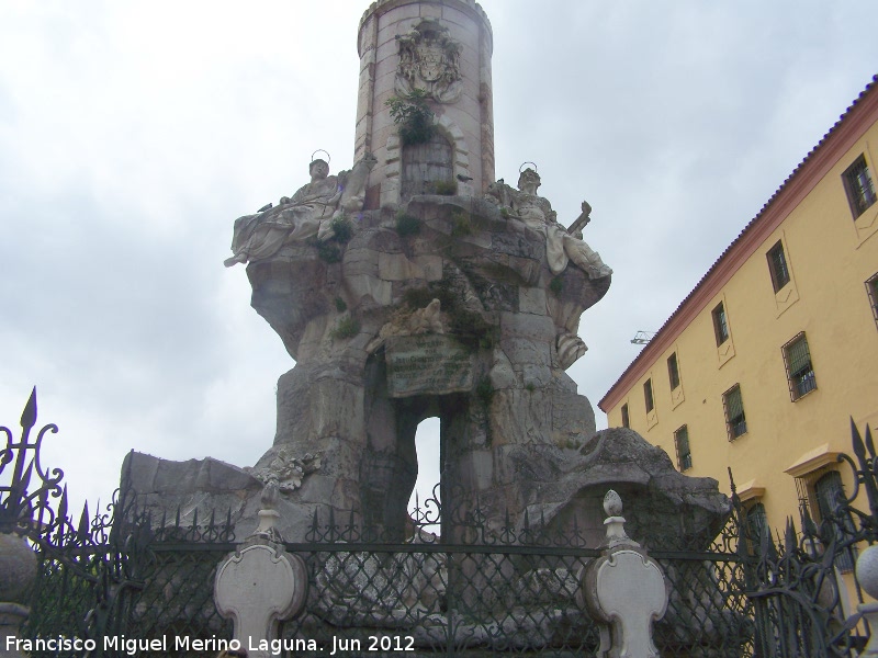 Triunfo de San Rafael de la Puerta del Puente - Triunfo de San Rafael de la Puerta del Puente. Base