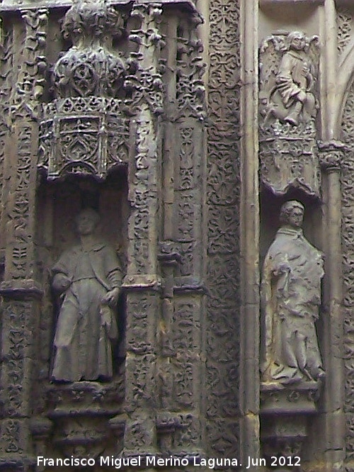 Hospital de San Sebastin - Hospital de San Sebastin. Estatuas de la izquierda