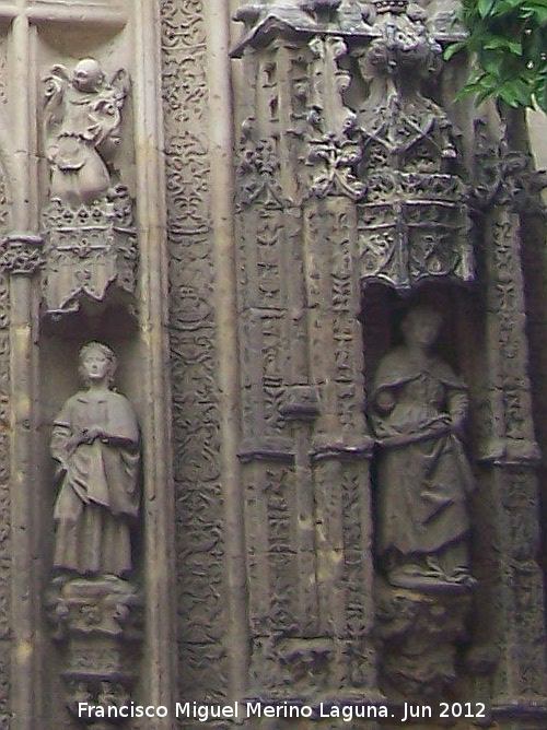 Hospital de San Sebastin - Hospital de San Sebastin. Estatuas de la derecha