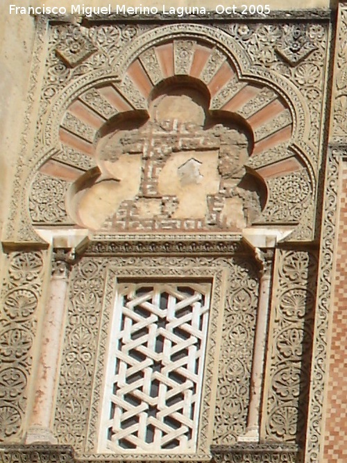 Mezquita Catedral. Puerta de San Ildefonso - Mezquita Catedral. Puerta de San Ildefonso. Ventana izquierda