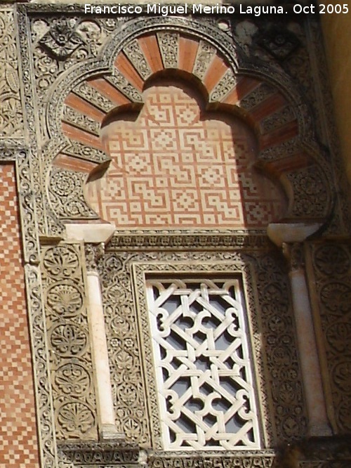 Mezquita Catedral. Puerta de San Ildefonso - Mezquita Catedral. Puerta de San Ildefonso. Ventana derecha