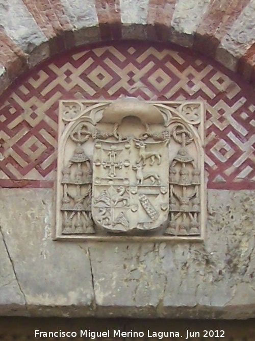 Mezquita Catedral. Puerta de San Miguel - Mezquita Catedral. Puerta de San Miguel. Escudo