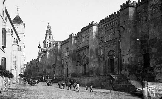 Mezquita Catedral. Muro Occidental - Mezquita Catedral. Muro Occidental. Vista exterior de la Mezquita desde la calle de Torrijos 1920
