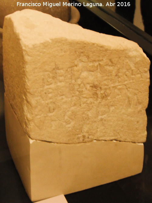 Las Atalayuelas - Las Atalayuelas. Ara dedicada a la divinidad Betatun. Piedra caliza. Siglos I a.C. - I d.C. Museo Provincial de Jan