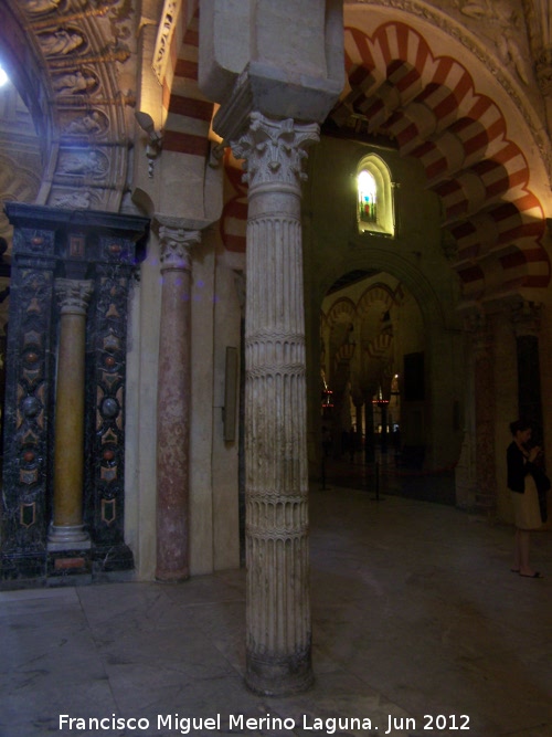 Mezquita Catedral. Trascoro - Mezquita Catedral. Trascoro. Columna de alabastro