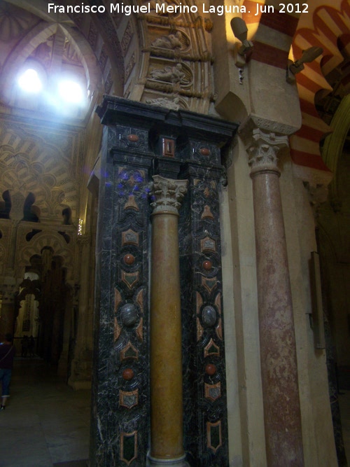 Mezquita Catedral. Trascoro - Mezquita Catedral. Trascoro. Columna del arco de herradura