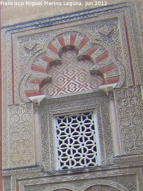 Mezquita Catedral. Puerta del Baptisterio - Mezquita Catedral. Puerta del Baptisterio. Ventana con celosa