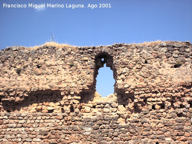 Castillo de Hornos - Castillo de Hornos. Ventanuco o Saetera del muro del patio de armas da enfrente de la puerta de entrada de la torre del homenaje