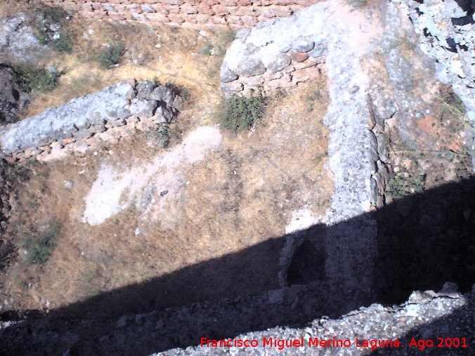 Castillo de Hornos - Castillo de Hornos. Habitculo visto de la muralla que da al torren esquinero, dicho habitculo parece tener un aljibe