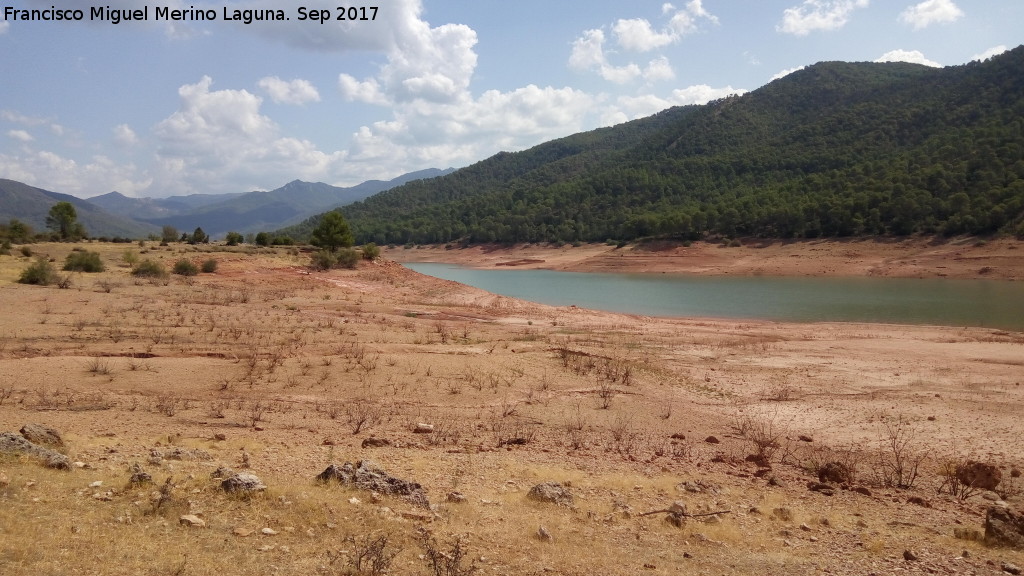 Pantano del Tranco - Pantano del Tranco. En sequa. Al fondo el Cementerio Viejo de Bujaraiza