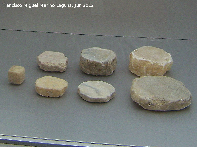 Baelo Claudia - Baelo Claudia. Dado y fichas de juego romanas de mrmol. Museo de Baelo Claudia